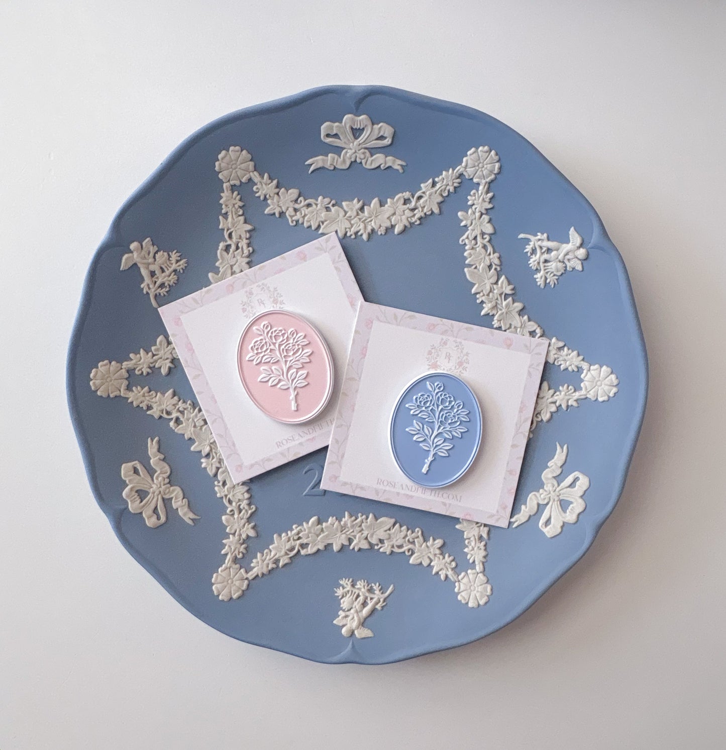 Heirloom Cameo Needleminders